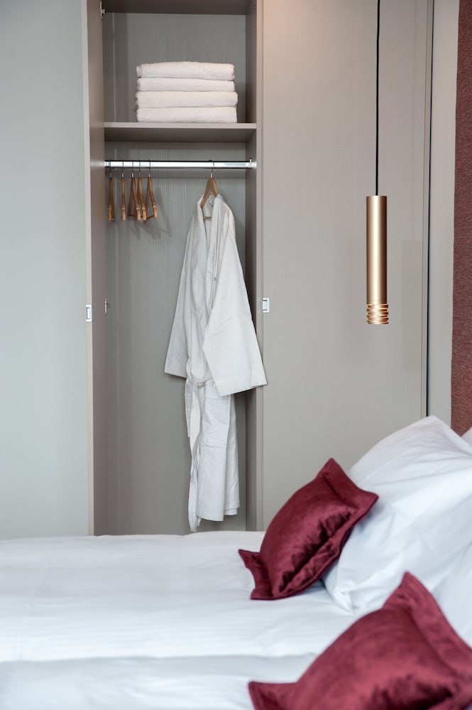 Athenaeum Smart Hotel 11/30
