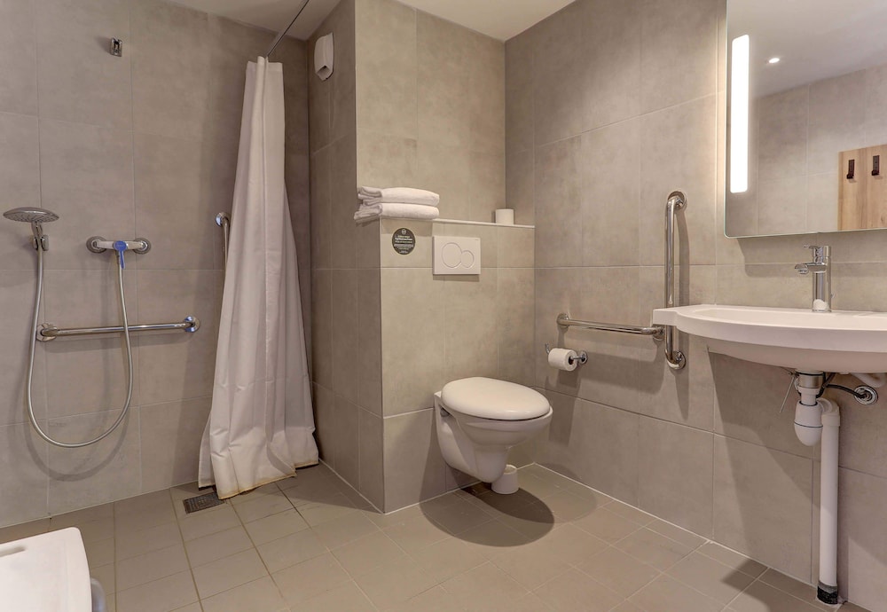 غرفة بسرير مزدوج لذوي الإعاقة، B&B Hotel Epernay 2/2