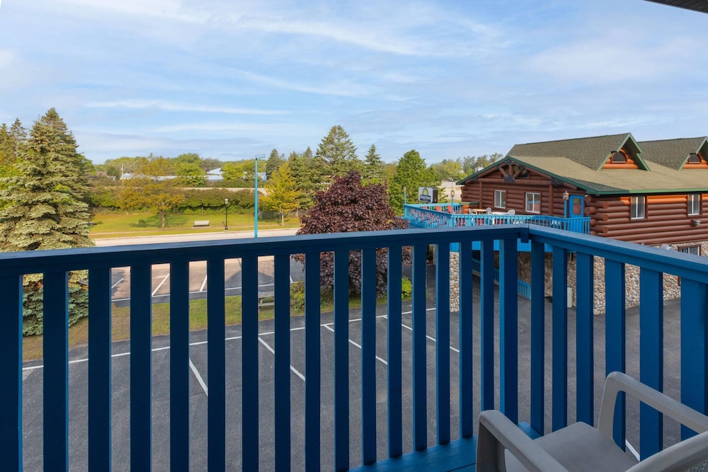 Days Inn by Wyndham Mackinaw City/Bridgeview Area 2/61