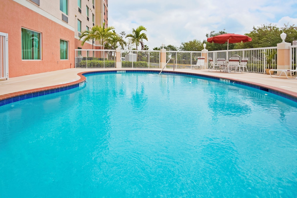Holiday Inn Express & Suites Pembroke Pines-Sheridan St 1/54