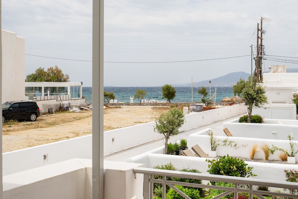 Erato Inn 48/50