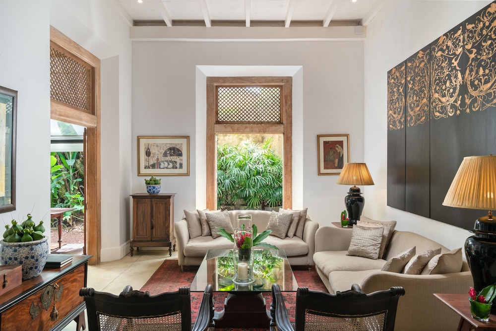 Taru Villas Rampart Street 20/50