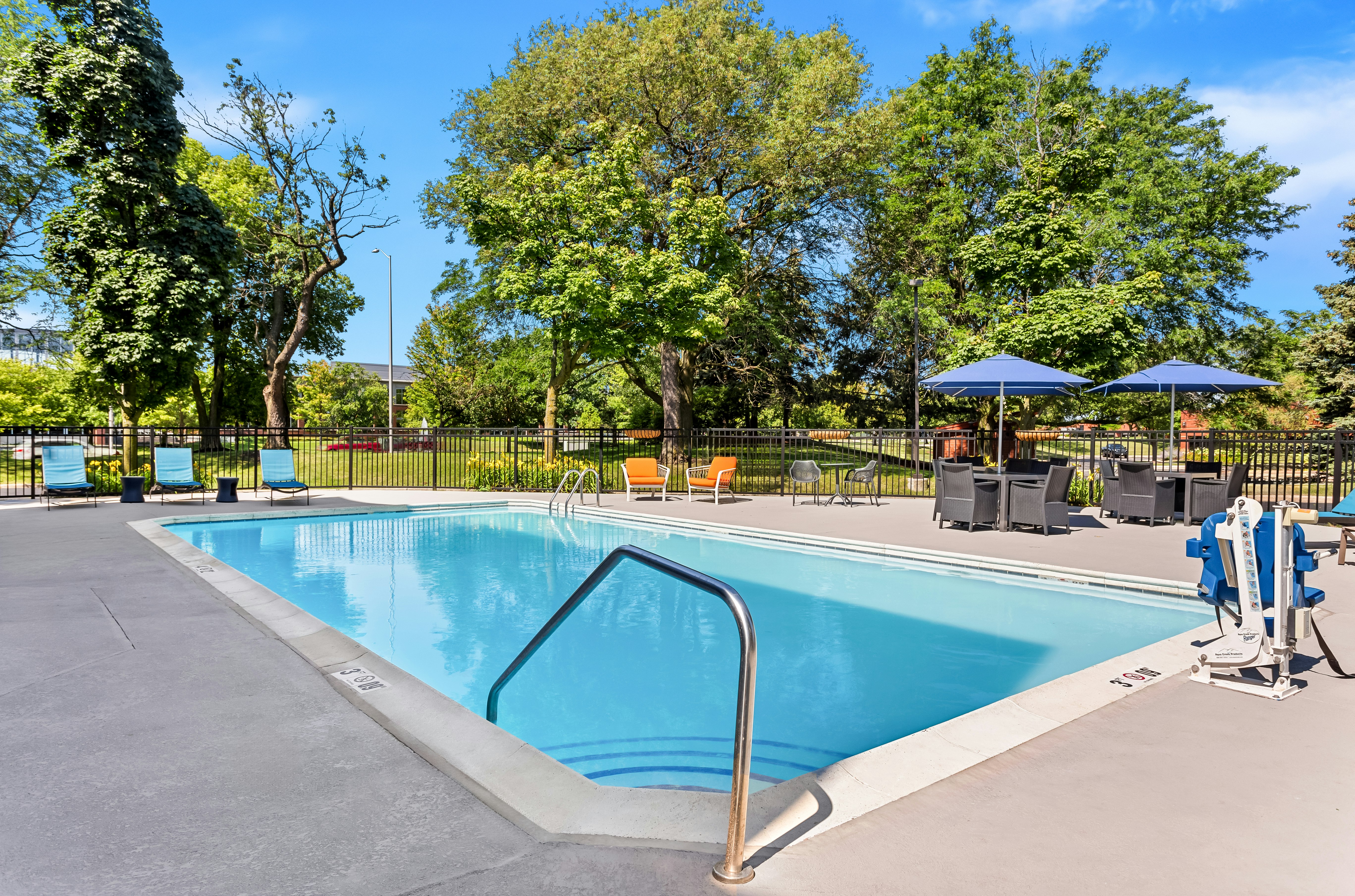 Hampton Inn Naperville 25/52