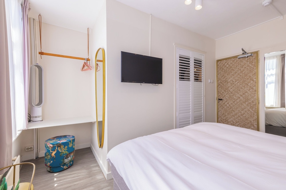 LOT Hotel 4/20