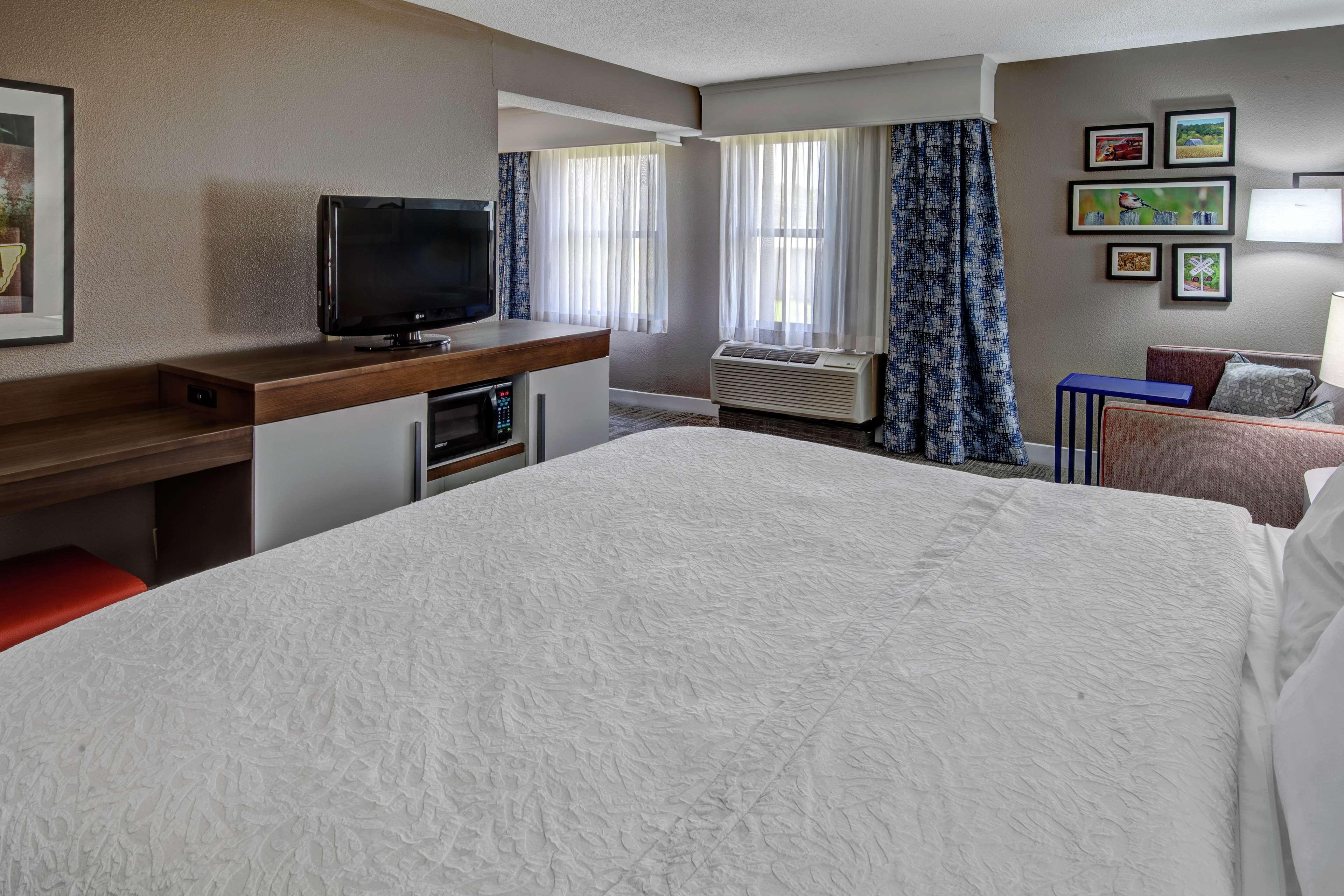 غرفة بسرير كينج بمطبخ صغير، Hampton Inn Tullahoma 2/2