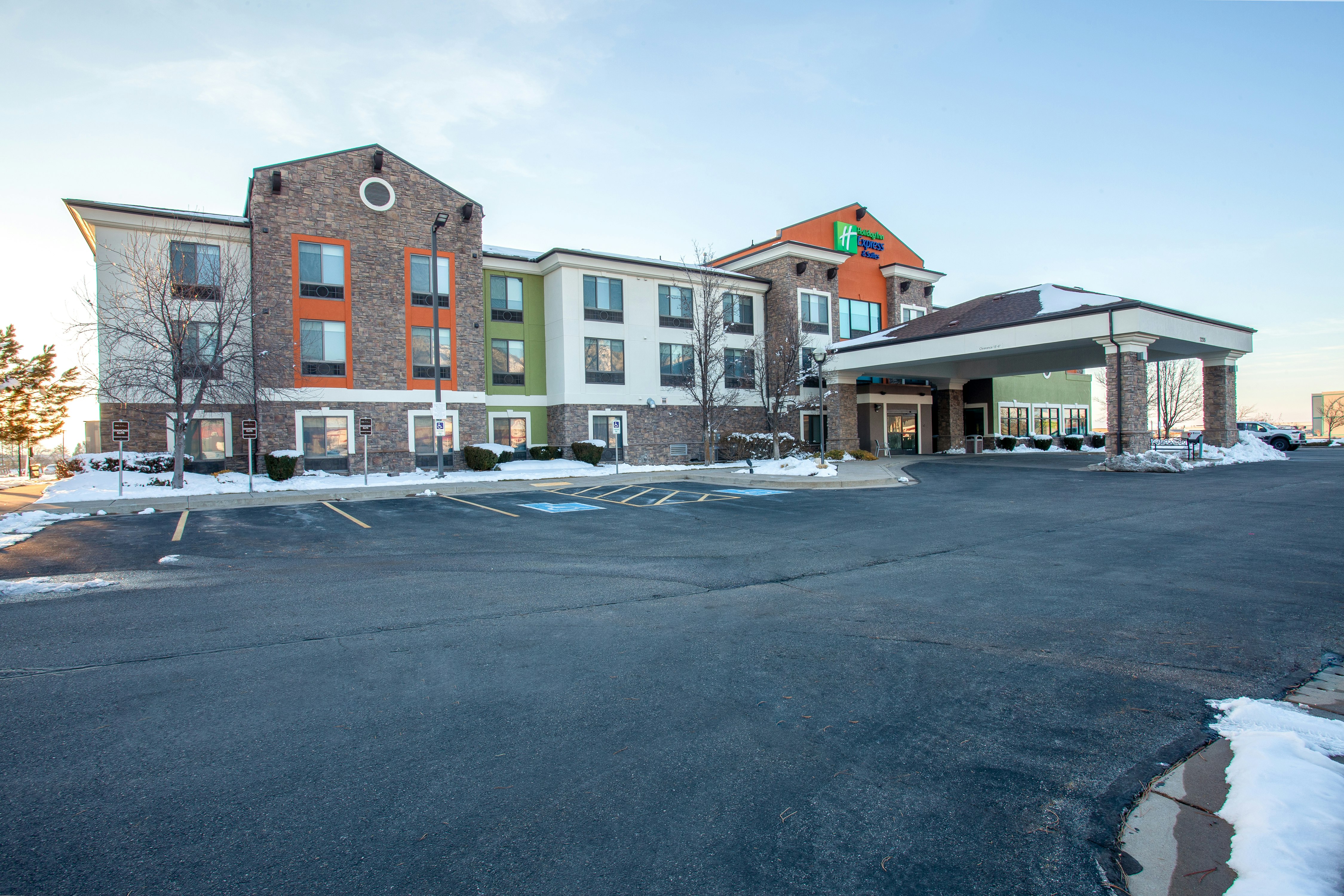 Holiday Inn Express Hotel Suites Logan 75/79