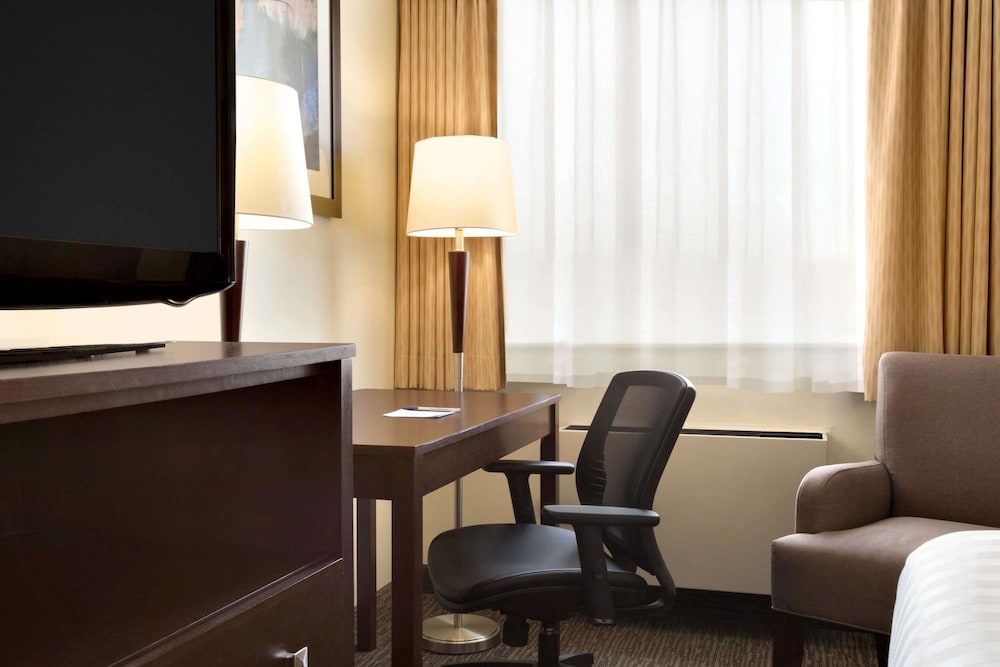 Travelodge by Wyndham Edmonton South 39/40