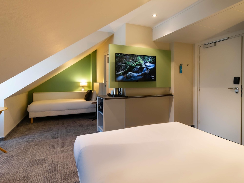 Pop, 1 Double and 1 Single Bed