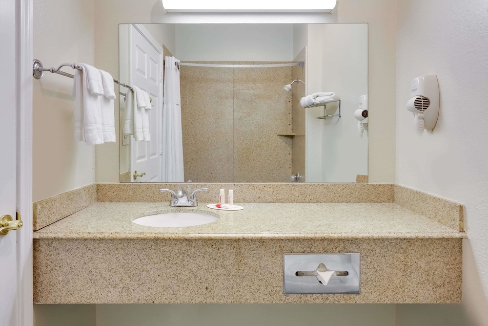 Days Inn and Suites by Wyndham Euless DFW Airport South 25/57