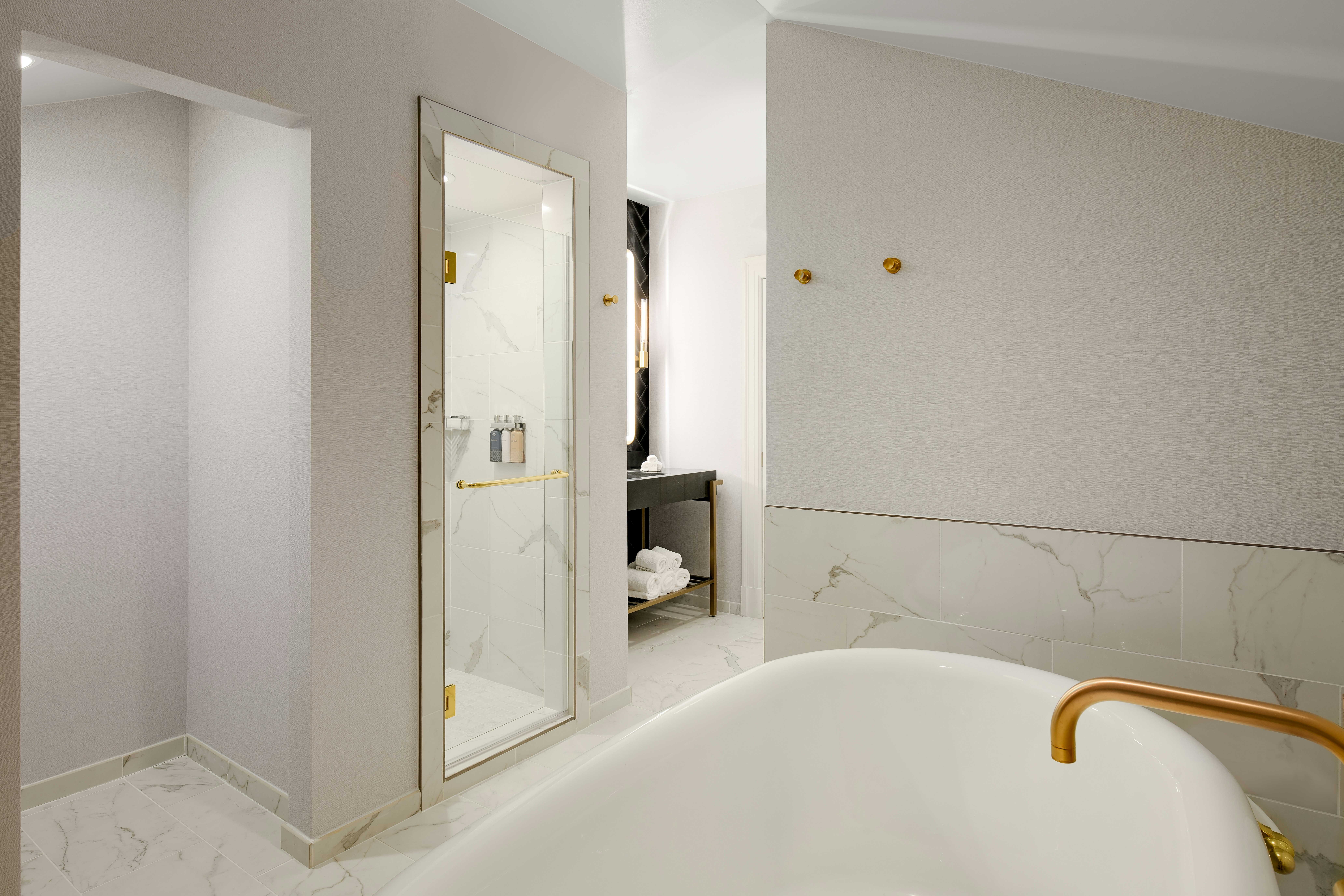 جناح بسرير كوين بشرفة بغرفة نوم واحدة، Hayes Mansion San Jose, Curio Collection by Hilton 8/8