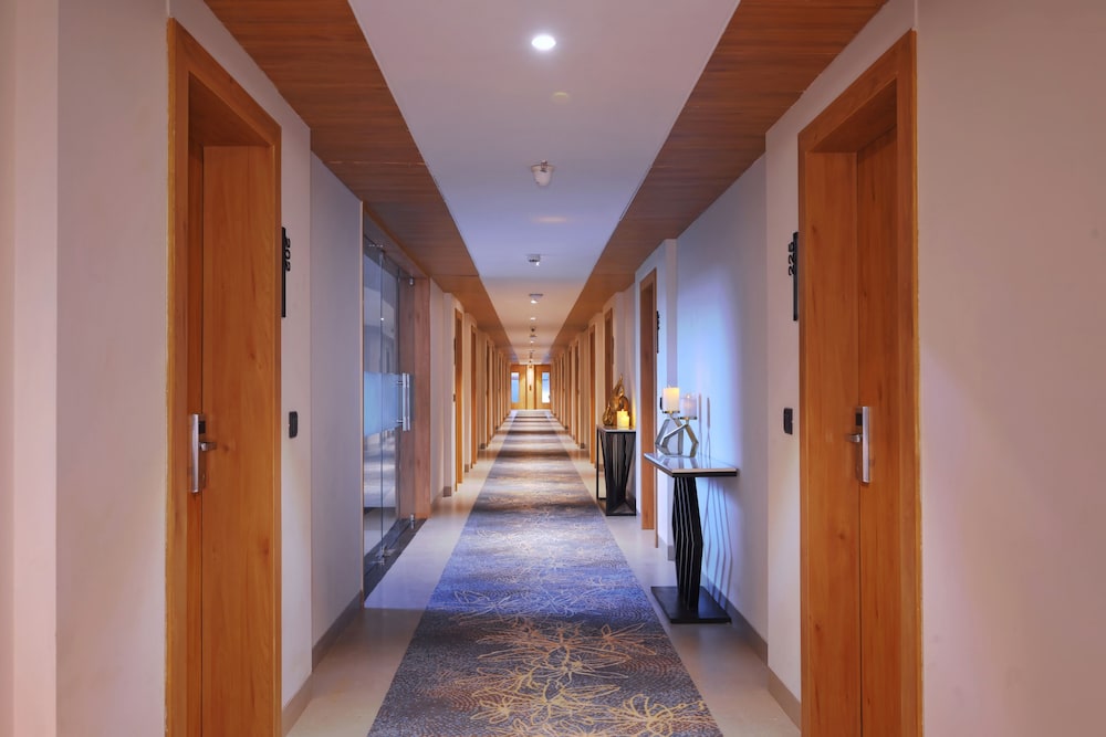 Royale Sarovar Portico Agra 34/65