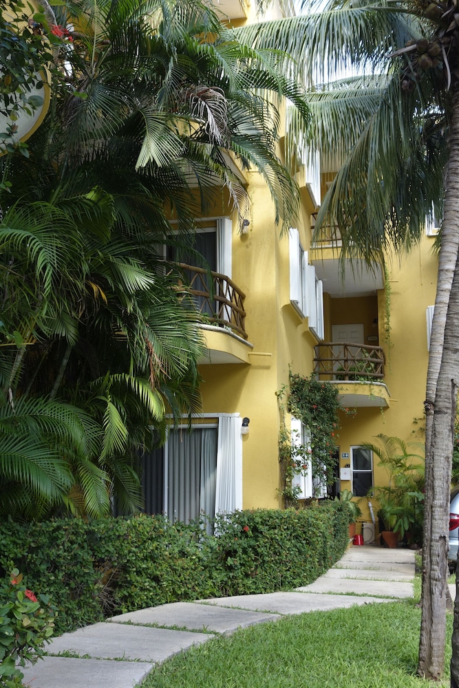 Las Palmas Condominios 4/36