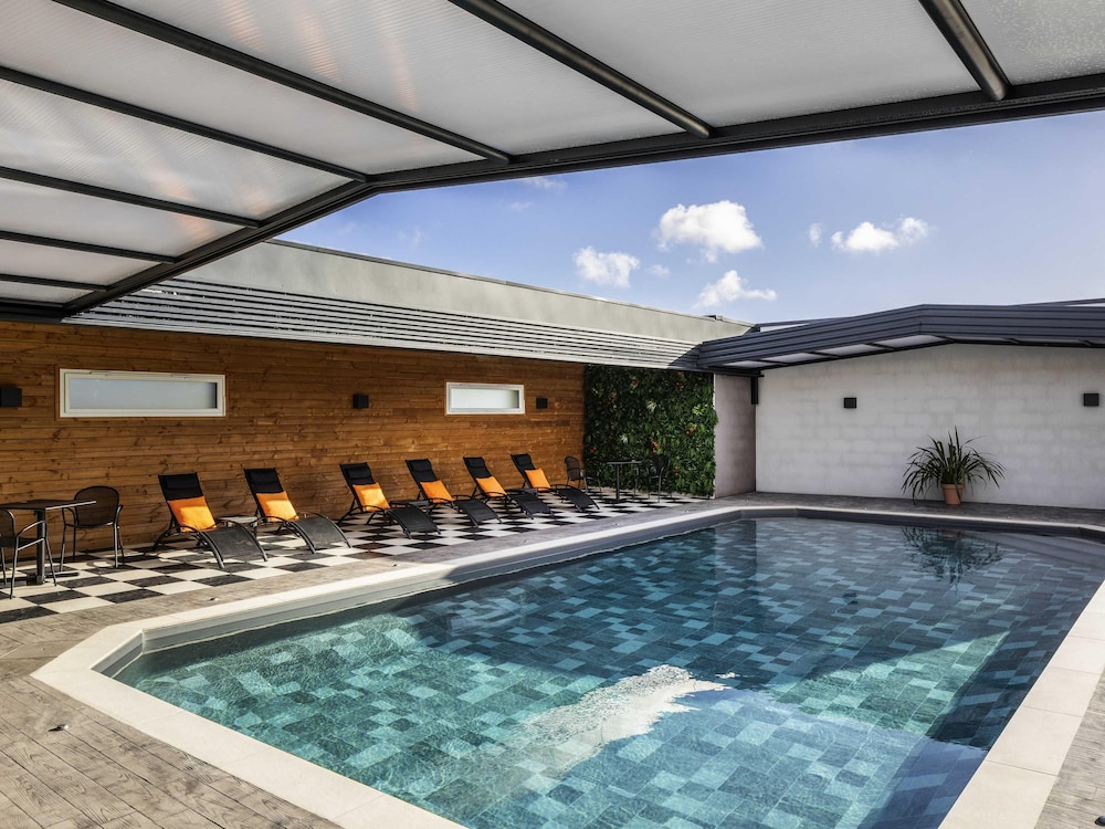 swimming pool spa