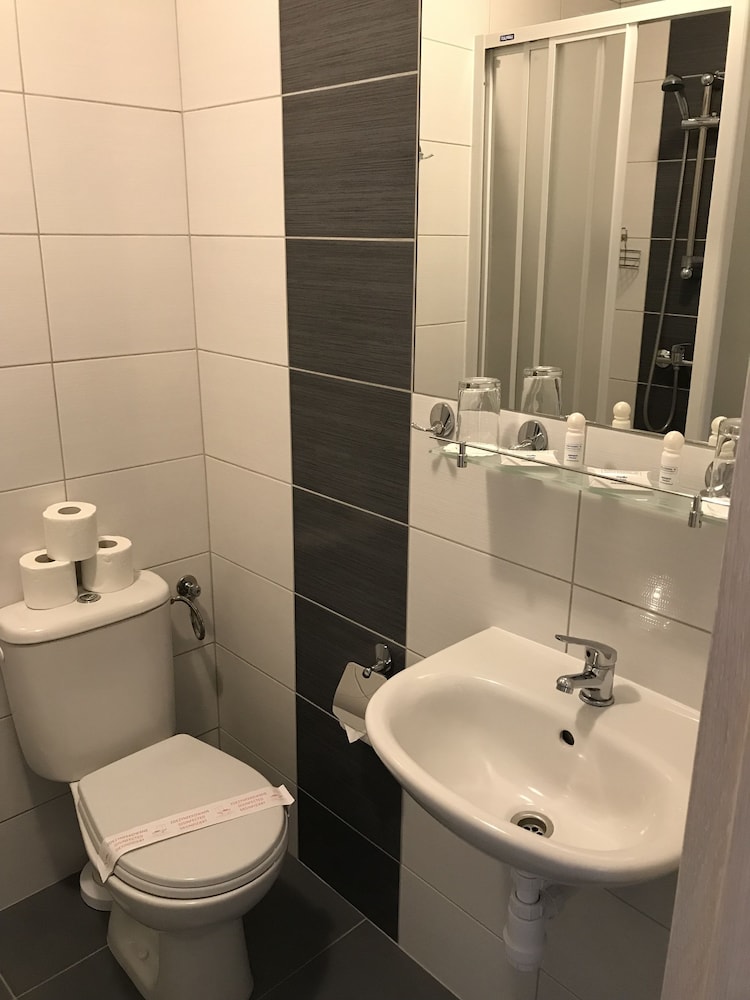 ROOM, SINGLE