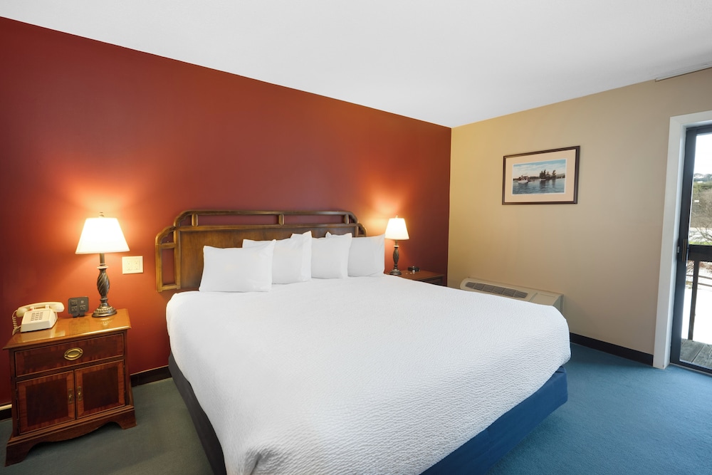 Fireside Inn and Suites Gilford 17/54