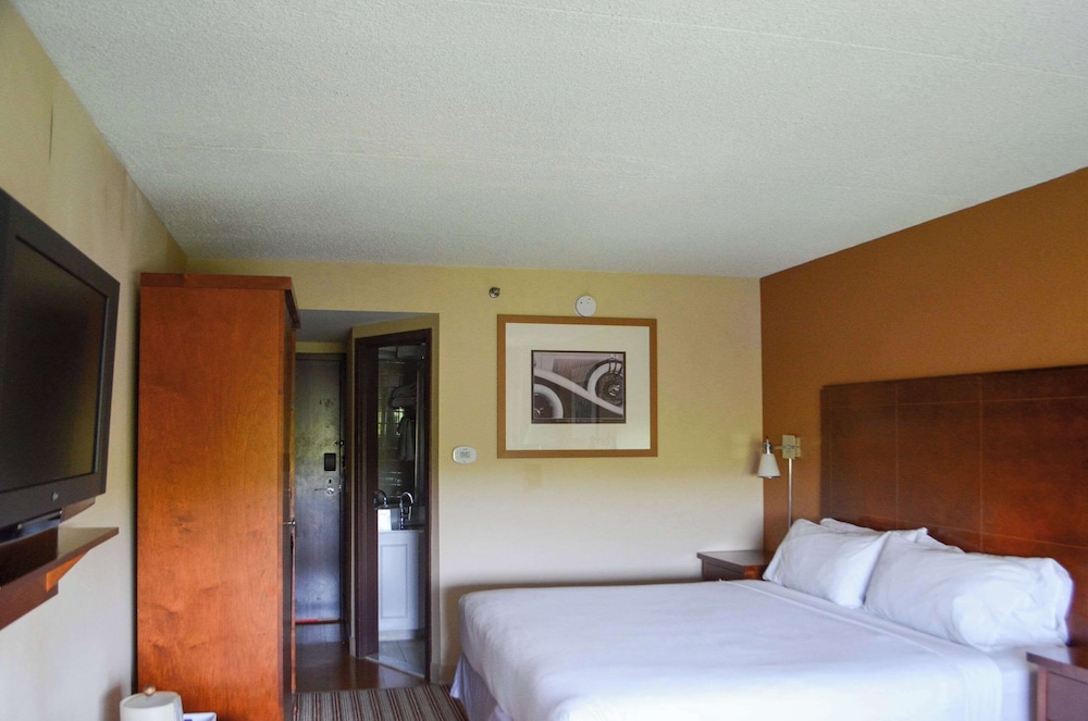 Standard, Queen Bed