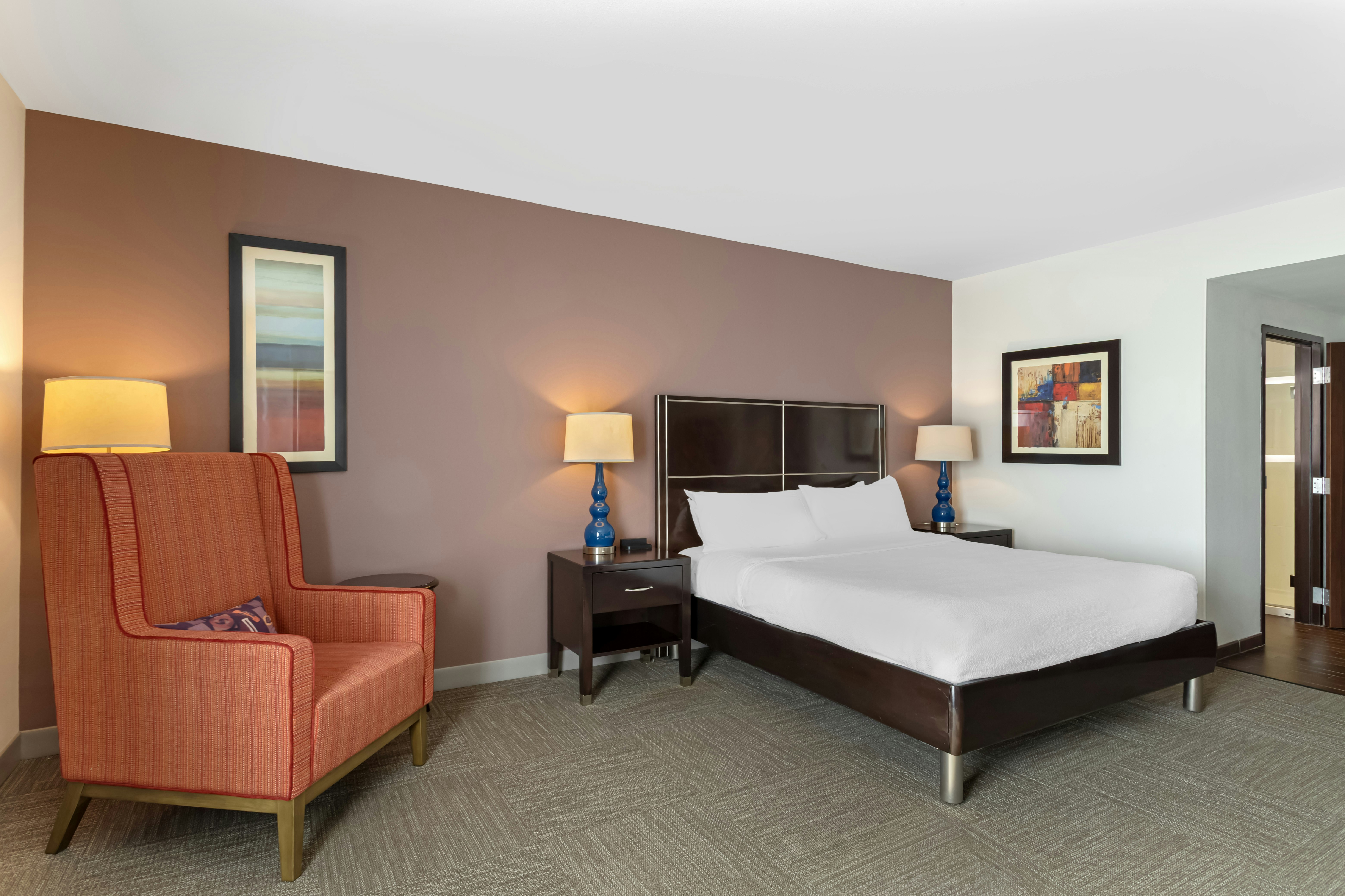 DELUXE, KING BED