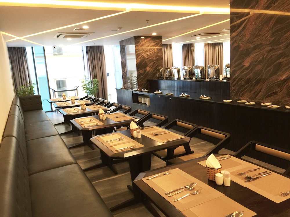 Majestic Premium Hotel 64/70