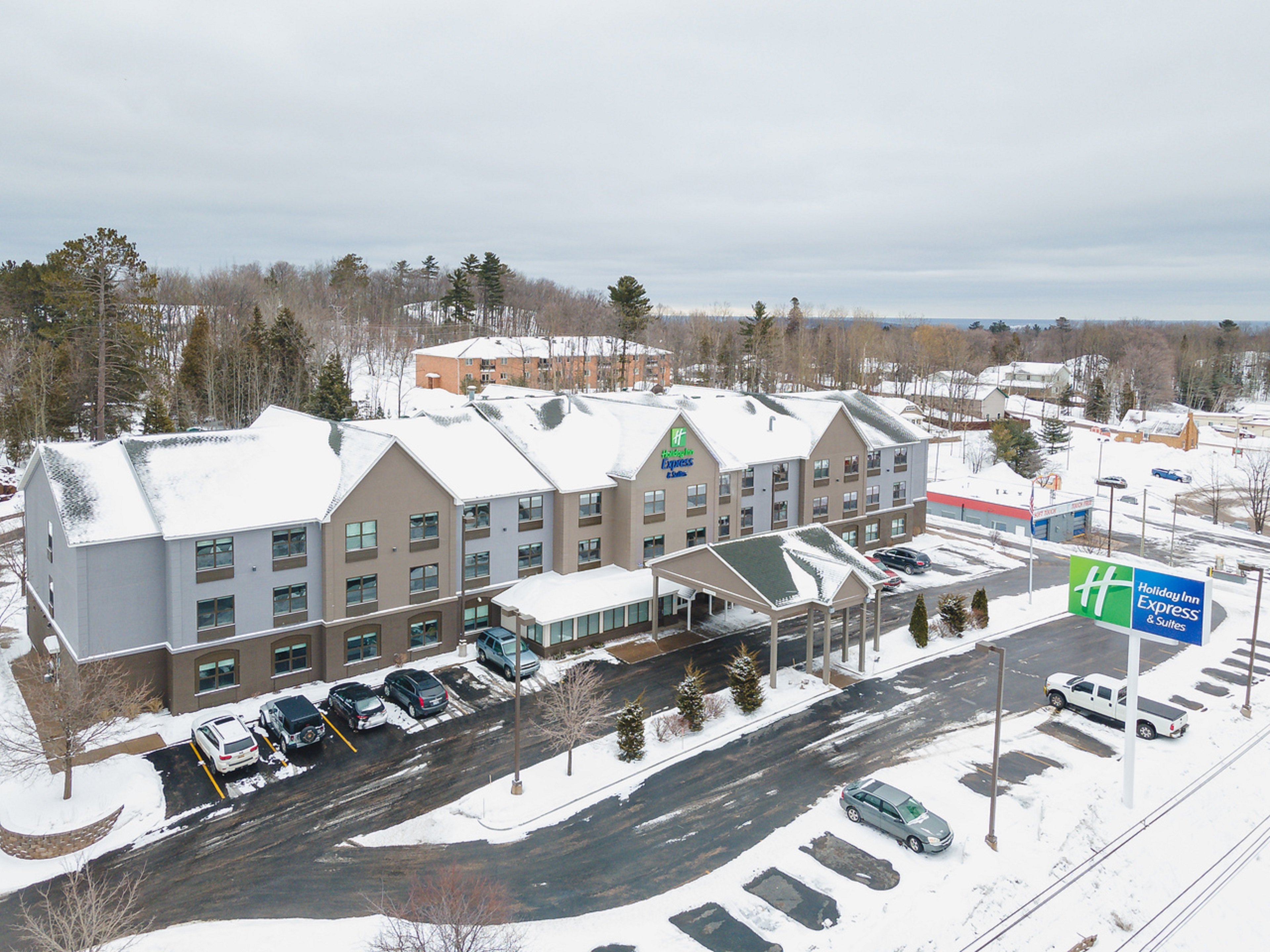 Holiday Inn Express & Suites Marquette, an IHG Hotel 1/50