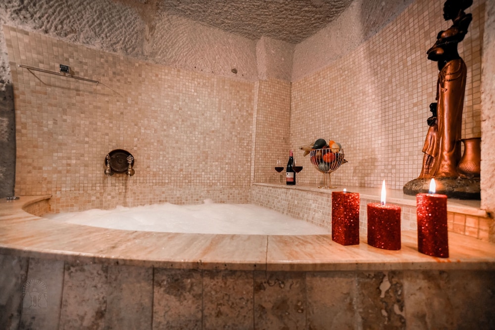 Zeus Cave Suites 25/50