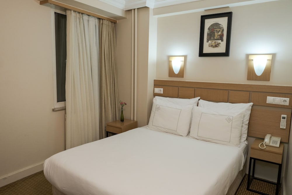 BUDGET, SINGLE, FRENCH BED