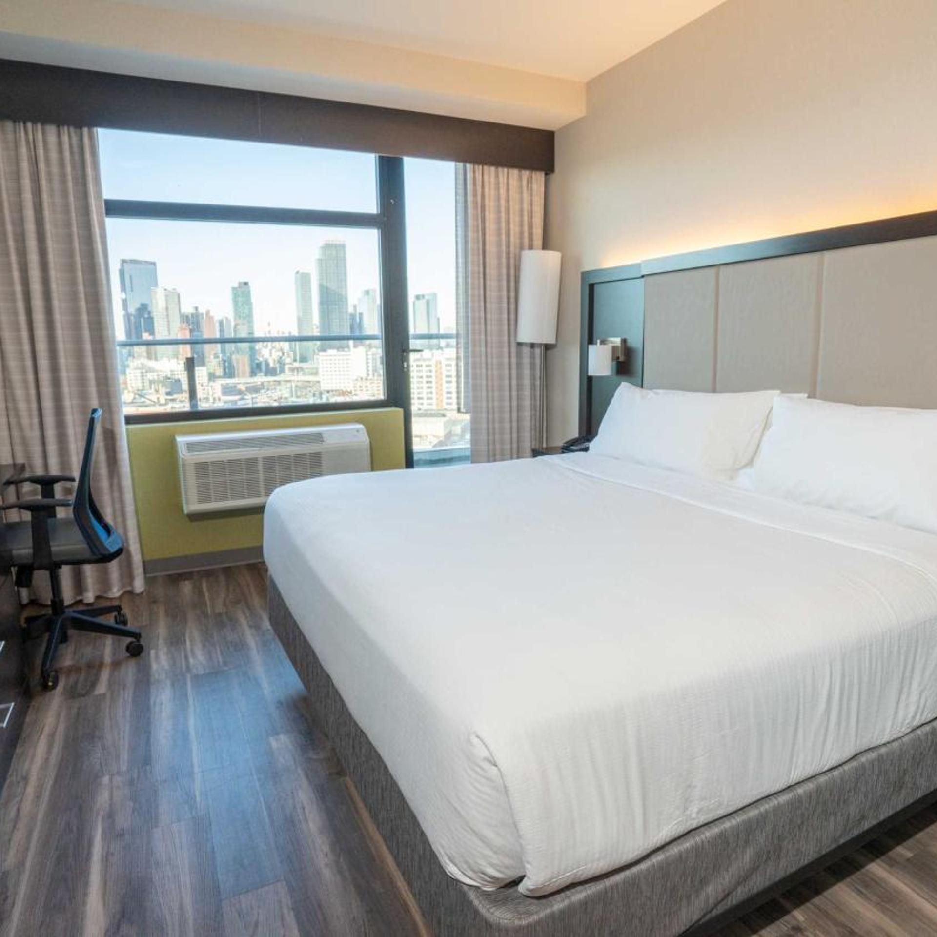 Standard, King Bed, Skyline View, Pet Friendly 2/4