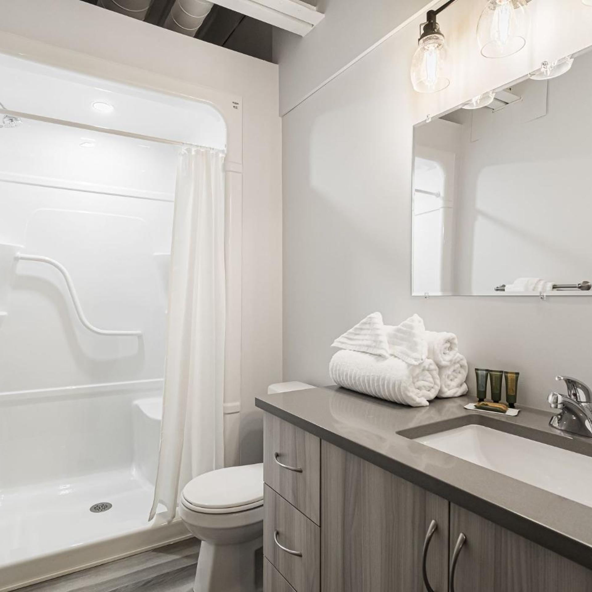جناح بسرير كينج بـ3 غرف نوم، Station 1 - Suites Boutique Hotel 8/10