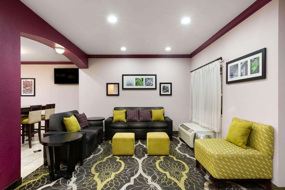 La Quinta Inn & Suites by Wyndham Tulare 35/40