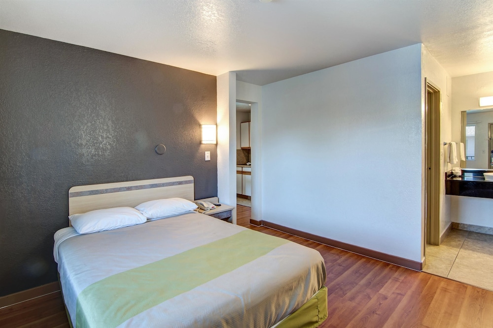 Studio6 Grand Prairie, TX 33/60
