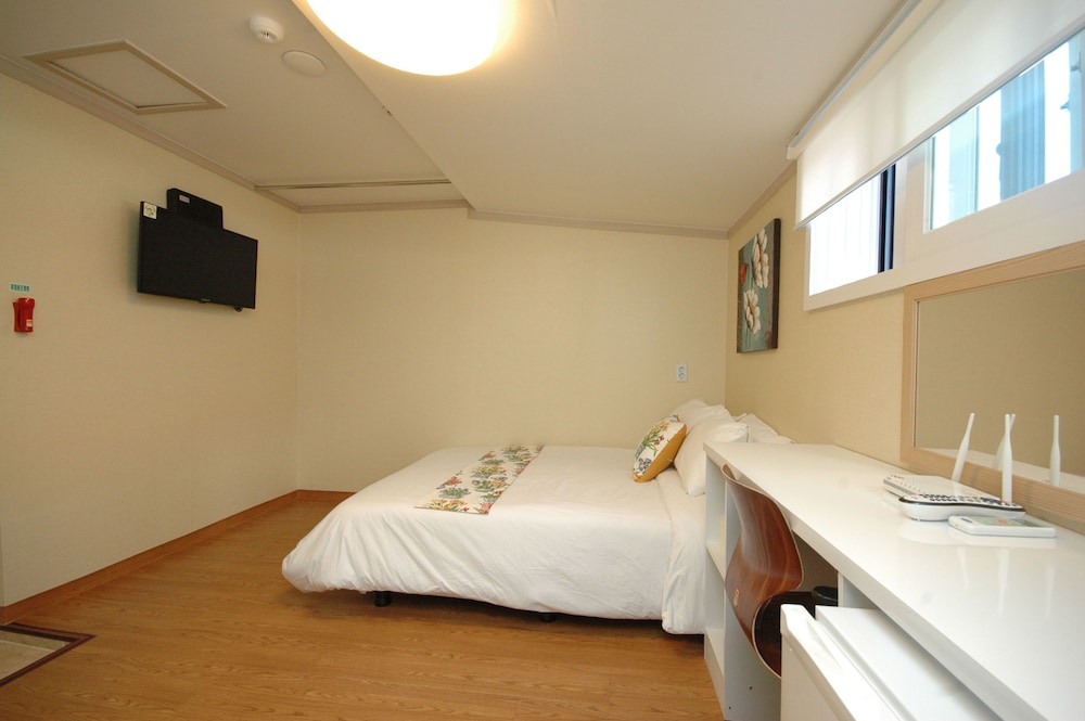 E Residence 7/25