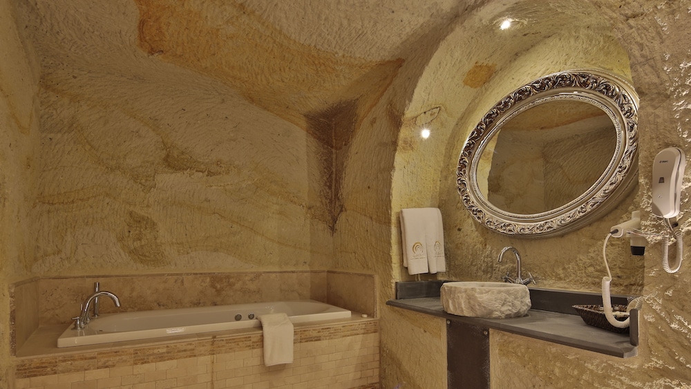 Golden Cave Suites 12/55