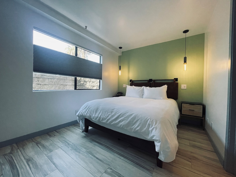 CONDO, QUEEN BED, SOFA