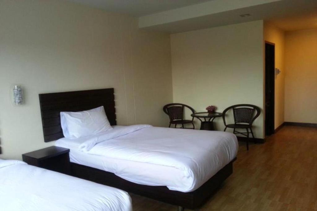 Ponburi Hotel 25/90
