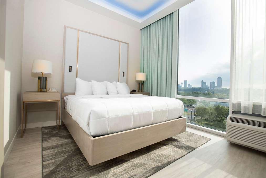 1 Bedroom, Diamond, Suite, King Bed, Skyline View, Top Floor