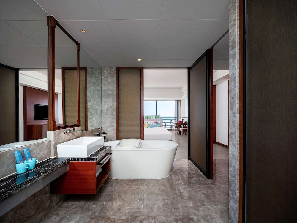 Pullman Oceanview Sanya Bay Resort and Spa 34/76