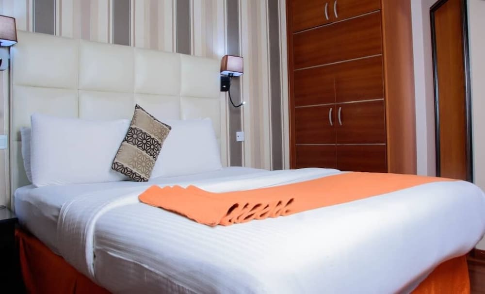 1 BEDROOM, SUITE
