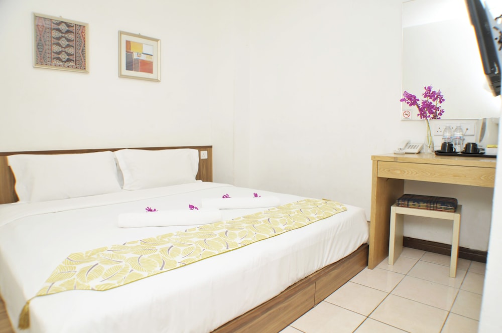 Room, Queen Bed, No Window