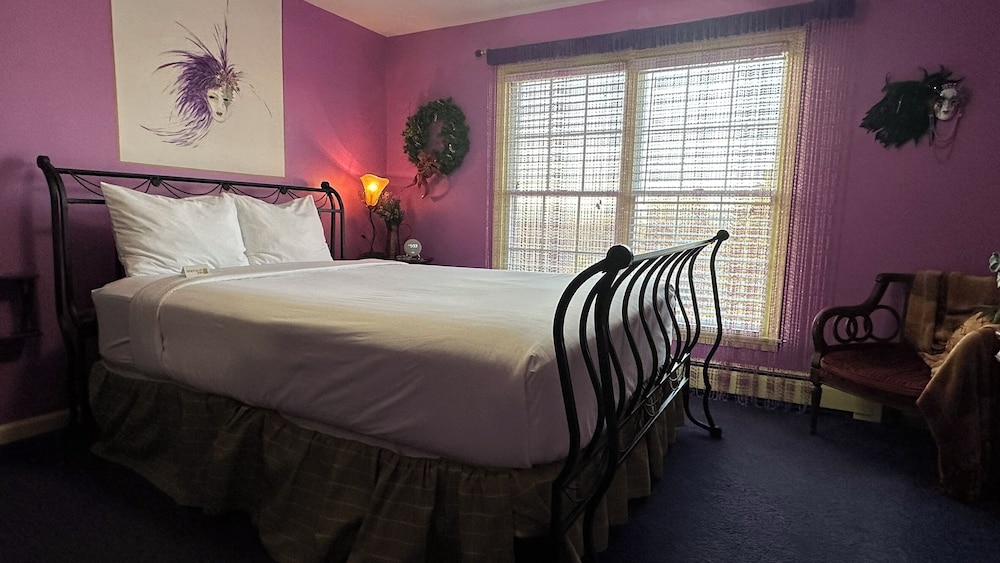 Queen Bed, Garden View, Mountain View, Pool View