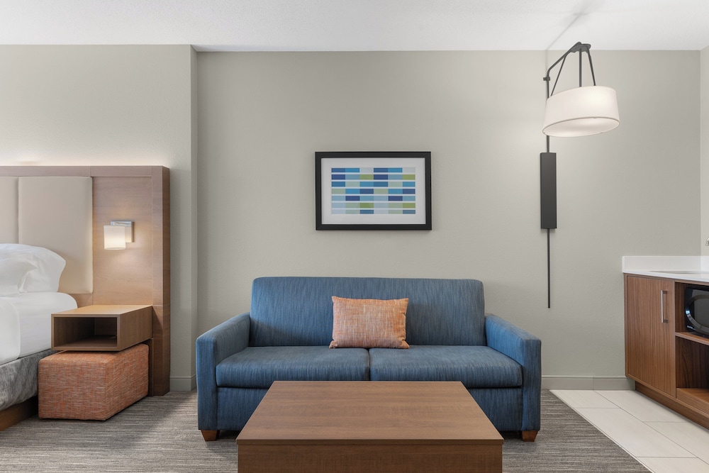 Holiday Inn Express Suites Coralville 40/67