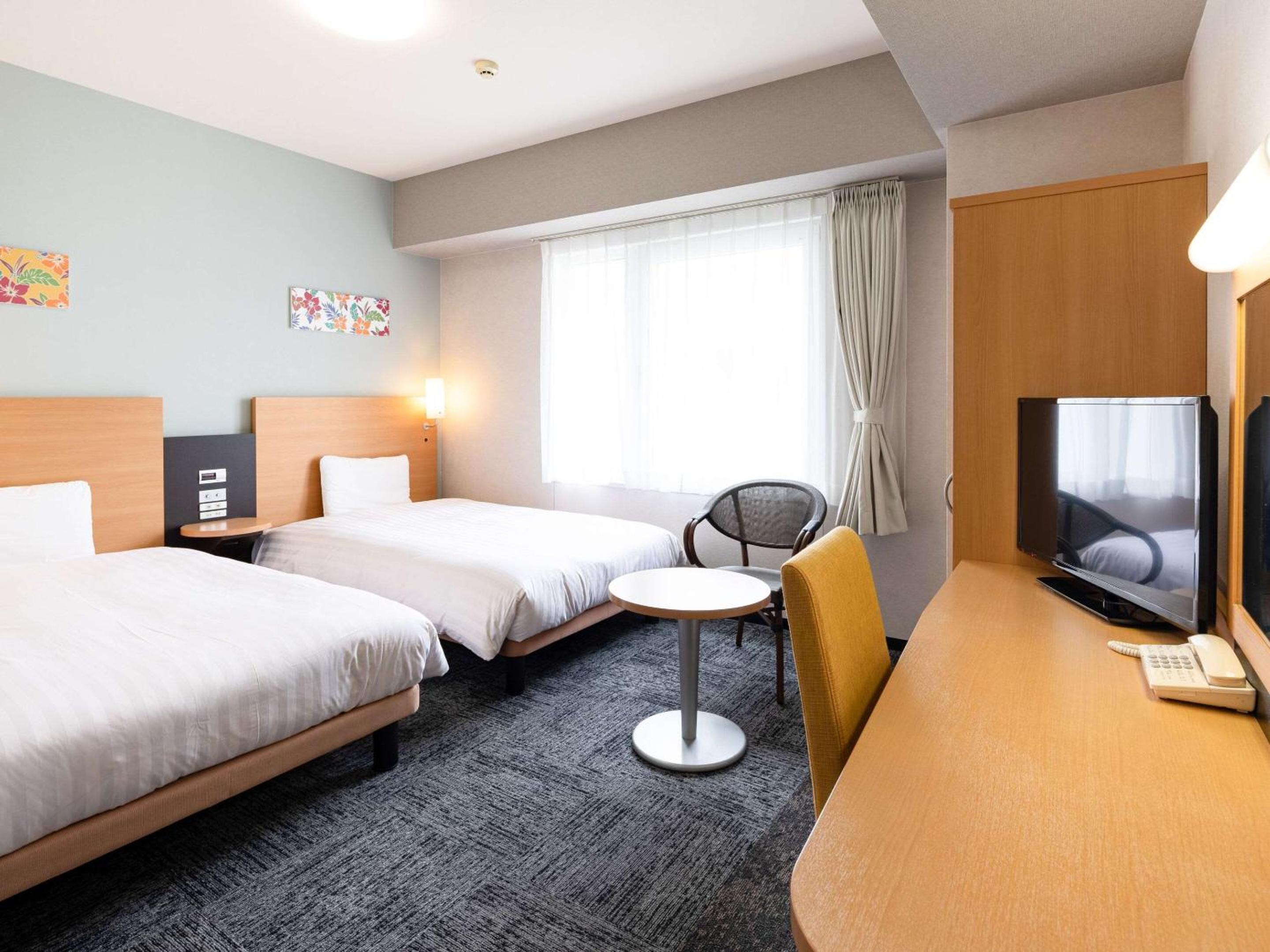 ROOM, TWIN BEDS