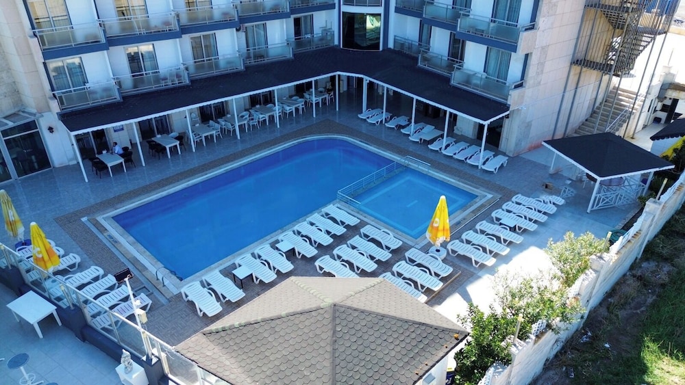 Club Rose Bay Hotel 2/10