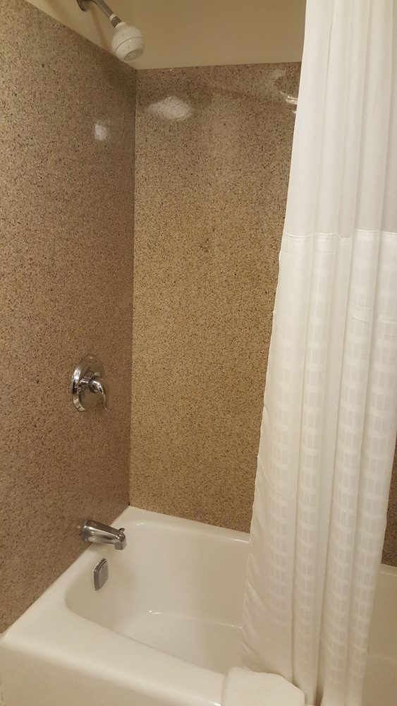 Airport Waterfront Inn 56/59
