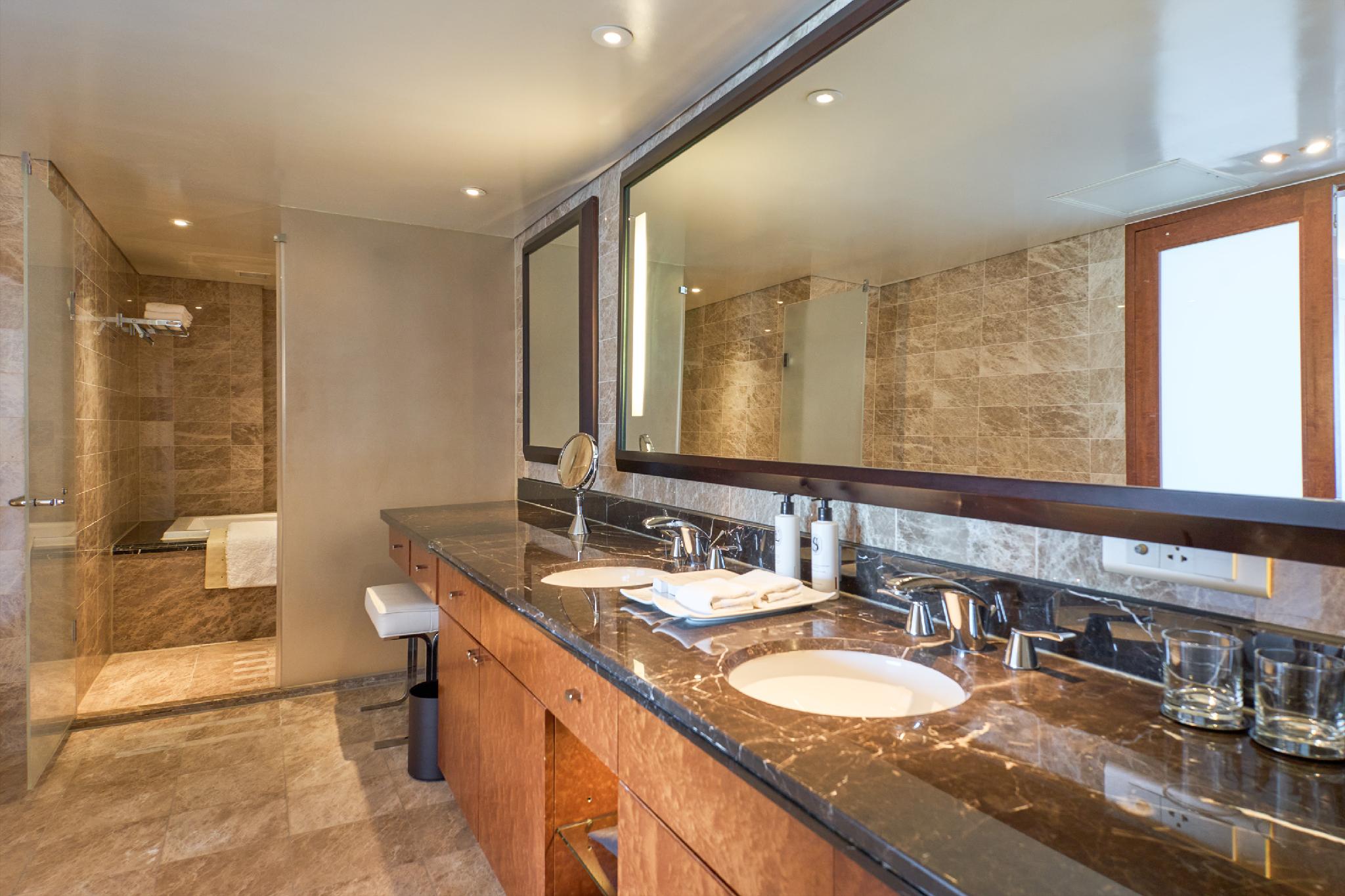 Deluxe, Suite, Double Bed, Club Lounge Access, Main Tower