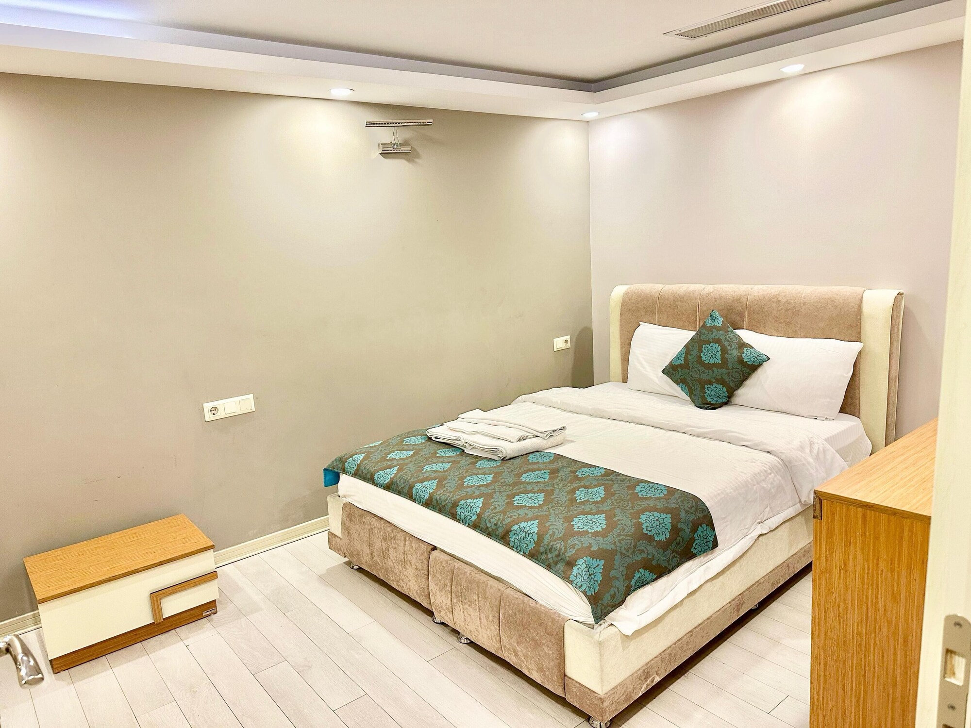 ROYAL, SUITE, QUEEN BED