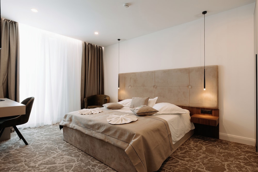 Hotel Fanat 24/76