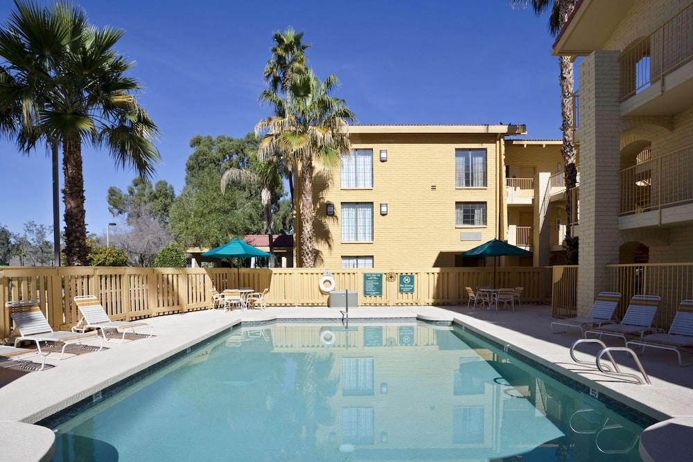 La Quinta Inn Phoenix Sky Harbor Airport 1/40