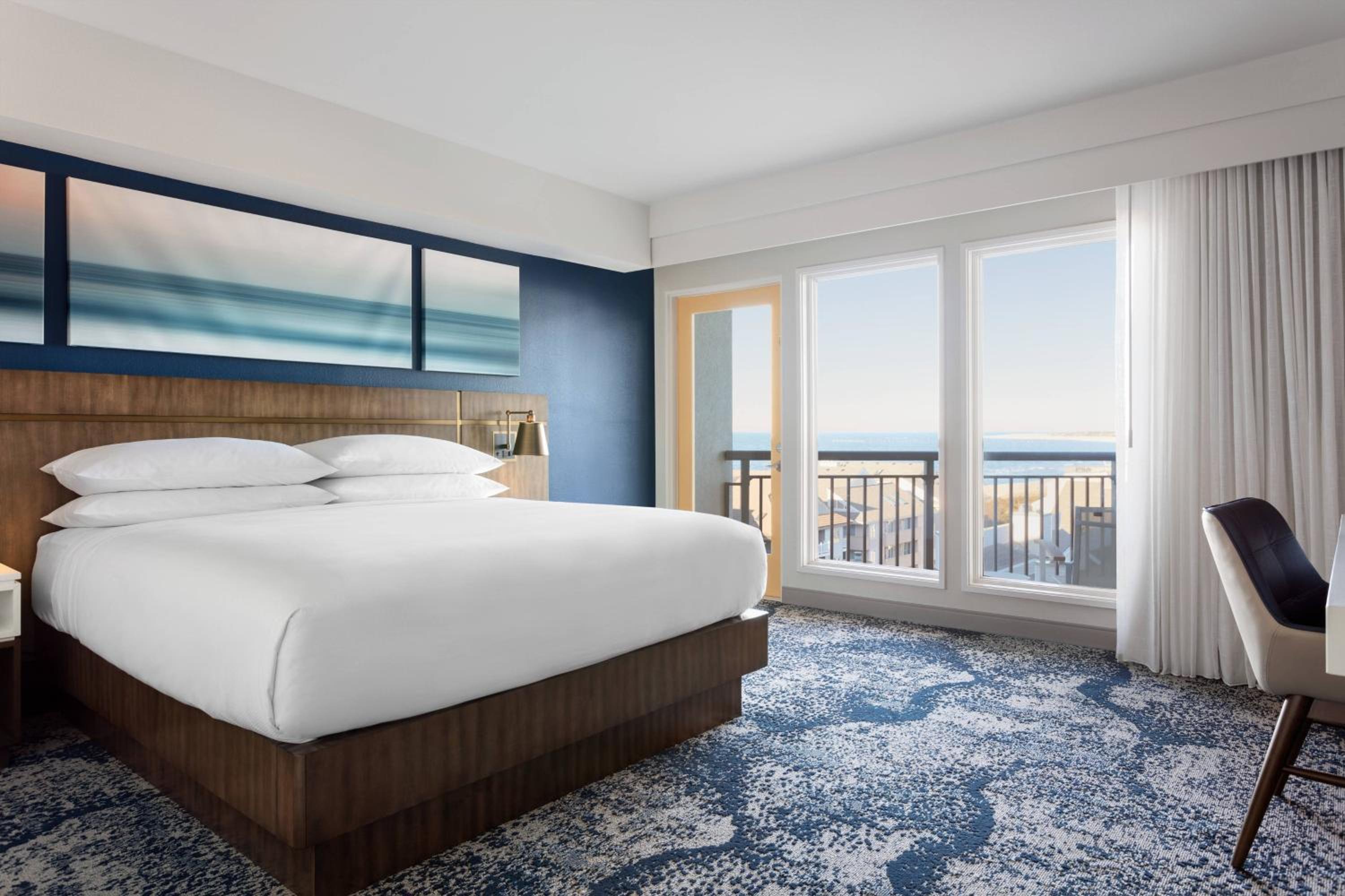 Suite, King Bed, Partial Bay View, Sofa, Balcony
