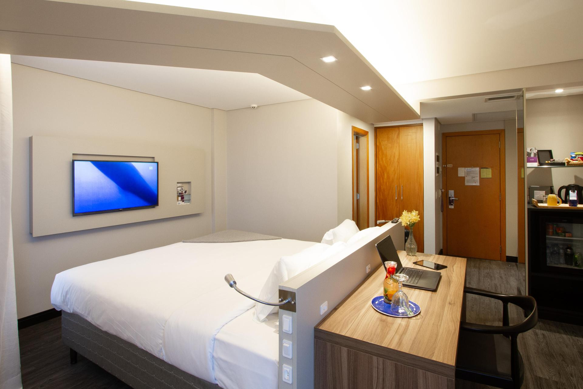 Deluxe, Suite, Street View
