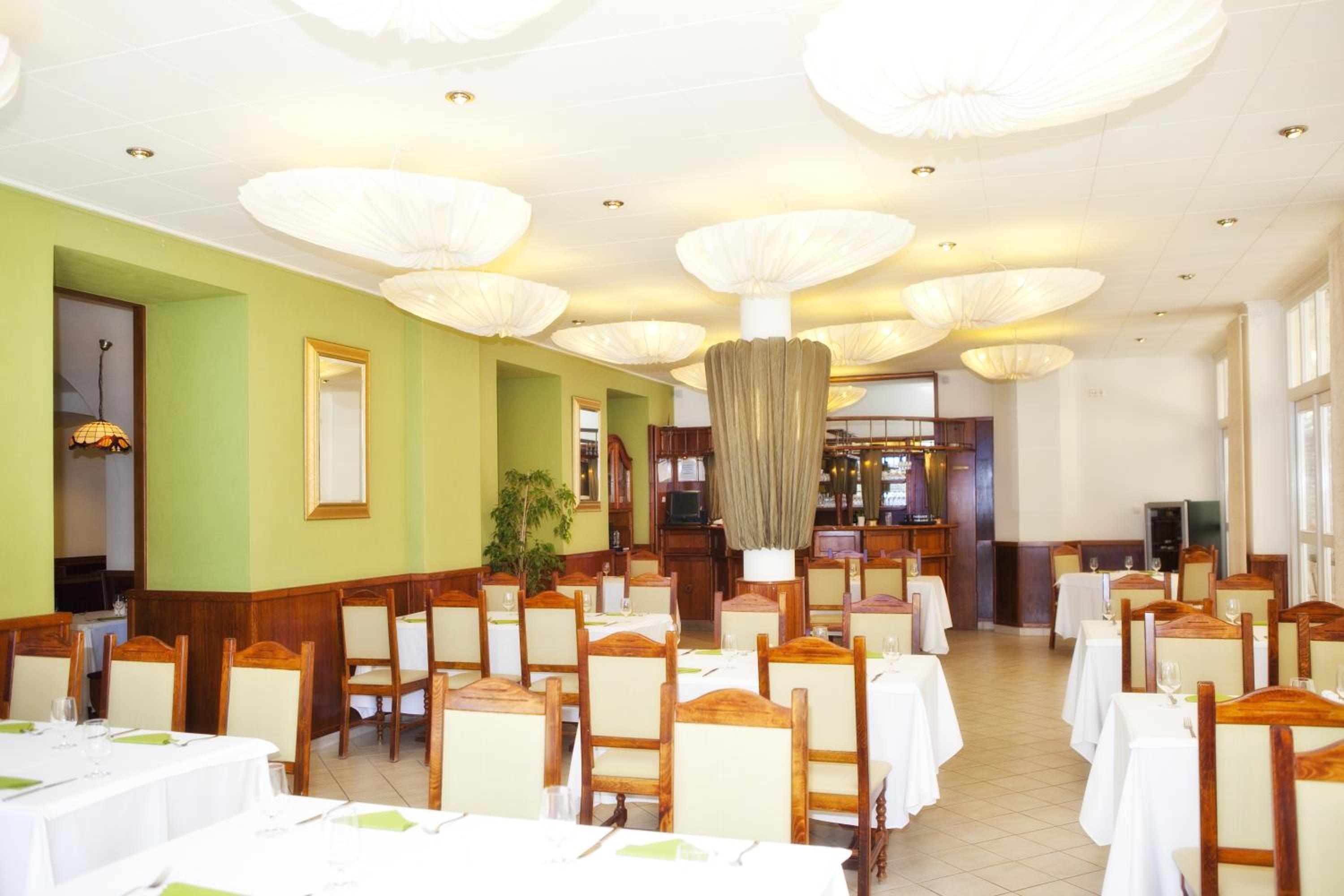 Astoria Hotel and Restaurant 34/41