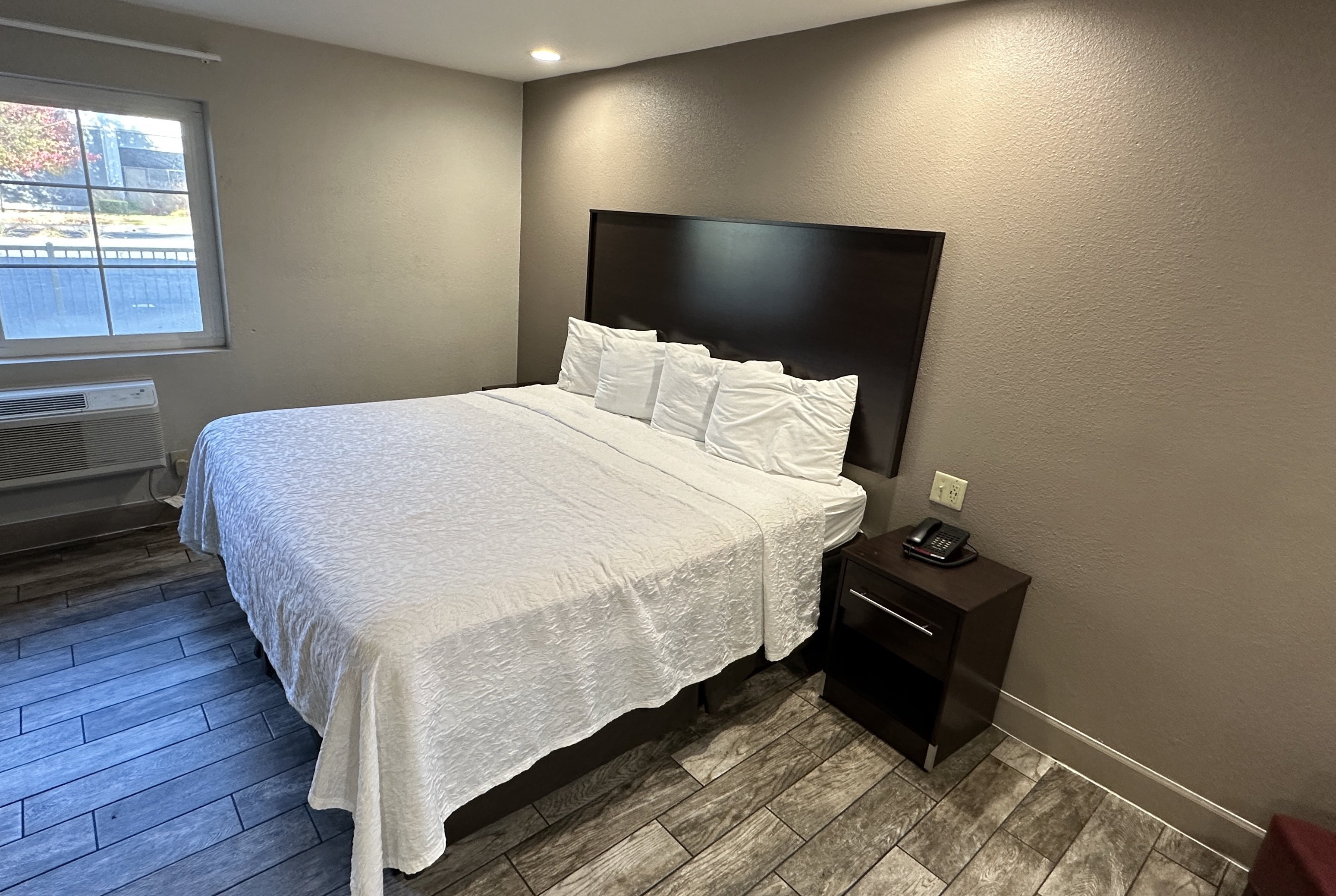 غرفة بسرير كينج لذوي الإعاقة، Red Roof Inn Hayward 2/3